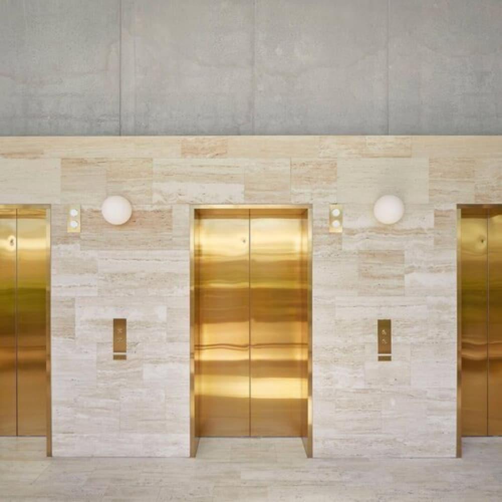 โรงแรมเดอะ แคลิล บริสเบน ภายนอก รูปภาพ The elevators at the National Gallery of Victoria