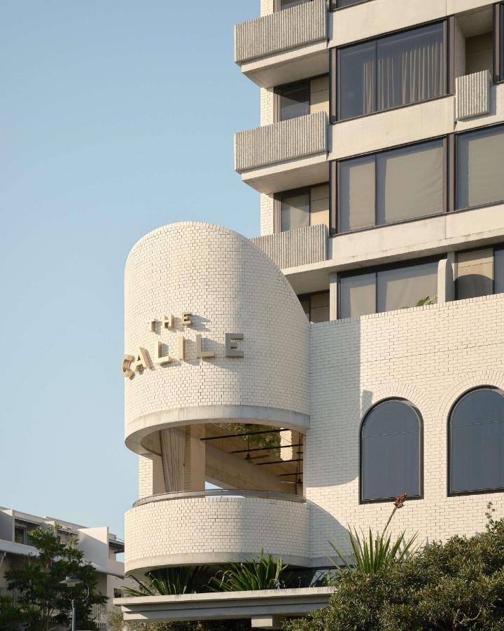 โรงแรมเดอะ แคลิล บริสเบน ภายนอก รูปภาพ The building's name on the corner of the building