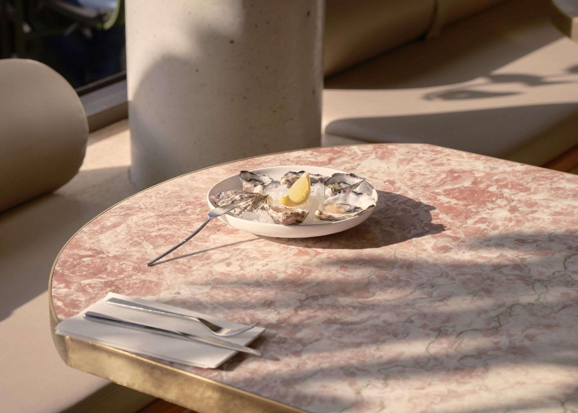 โรงแรมเดอะ แคลิล บริสเบน ภายนอก รูปภาพ Oysters on a table