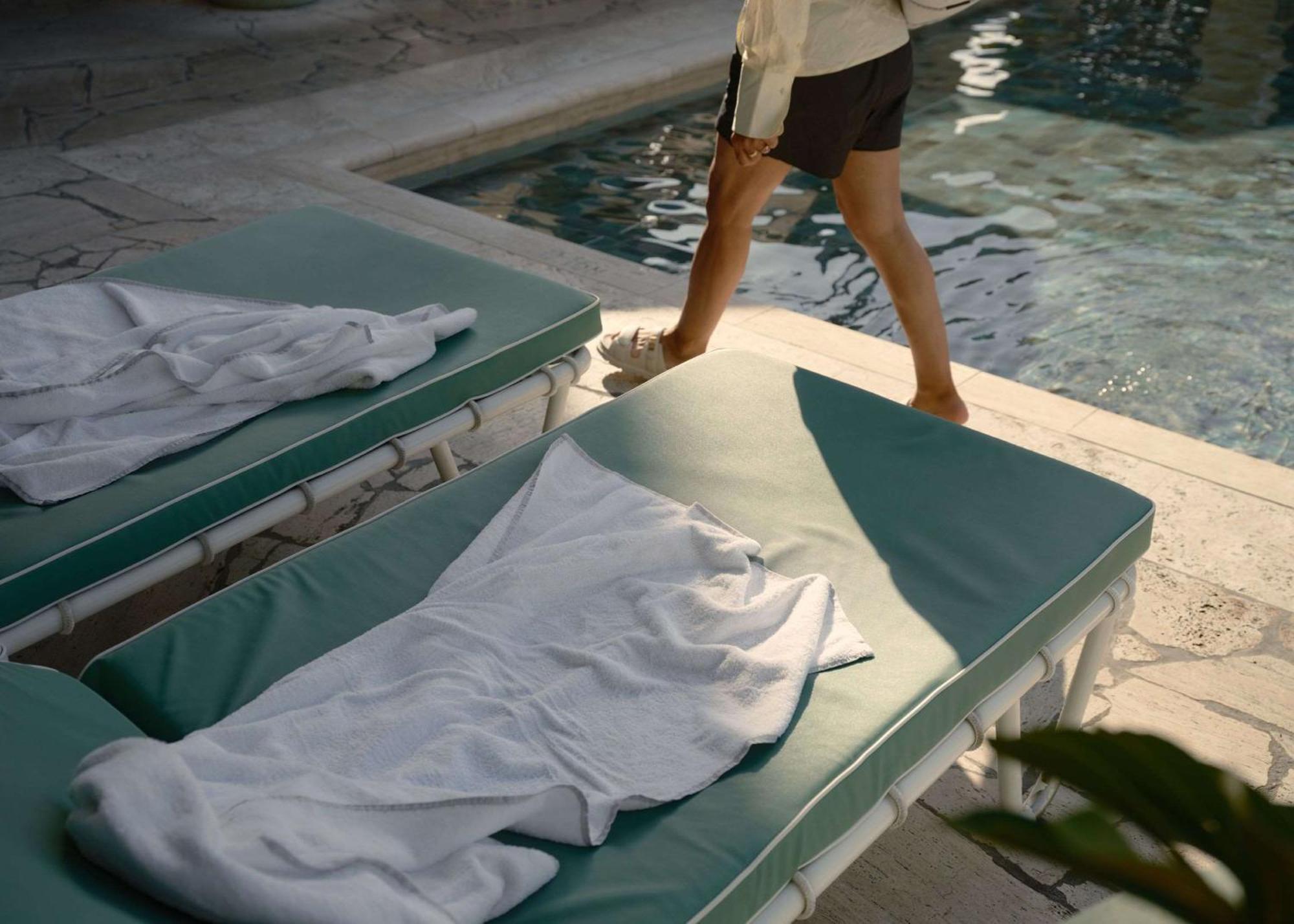 โรงแรมเดอะ แคลิล บริสเบน ภายนอก รูปภาพ A poolside chaise longue