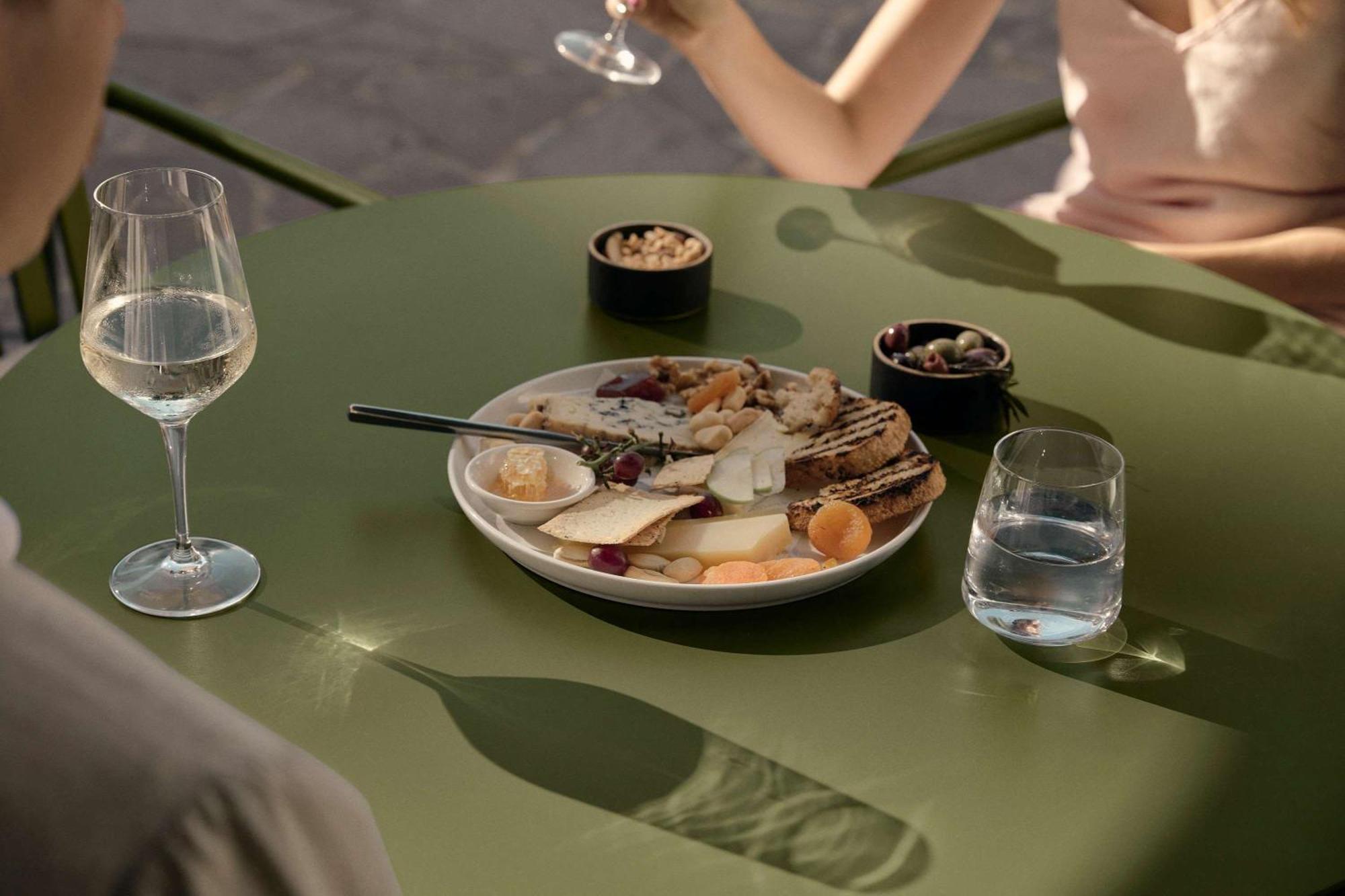 โรงแรมเดอะ แคลิล บริสเบน ภายนอก รูปภาพ A cheese plate