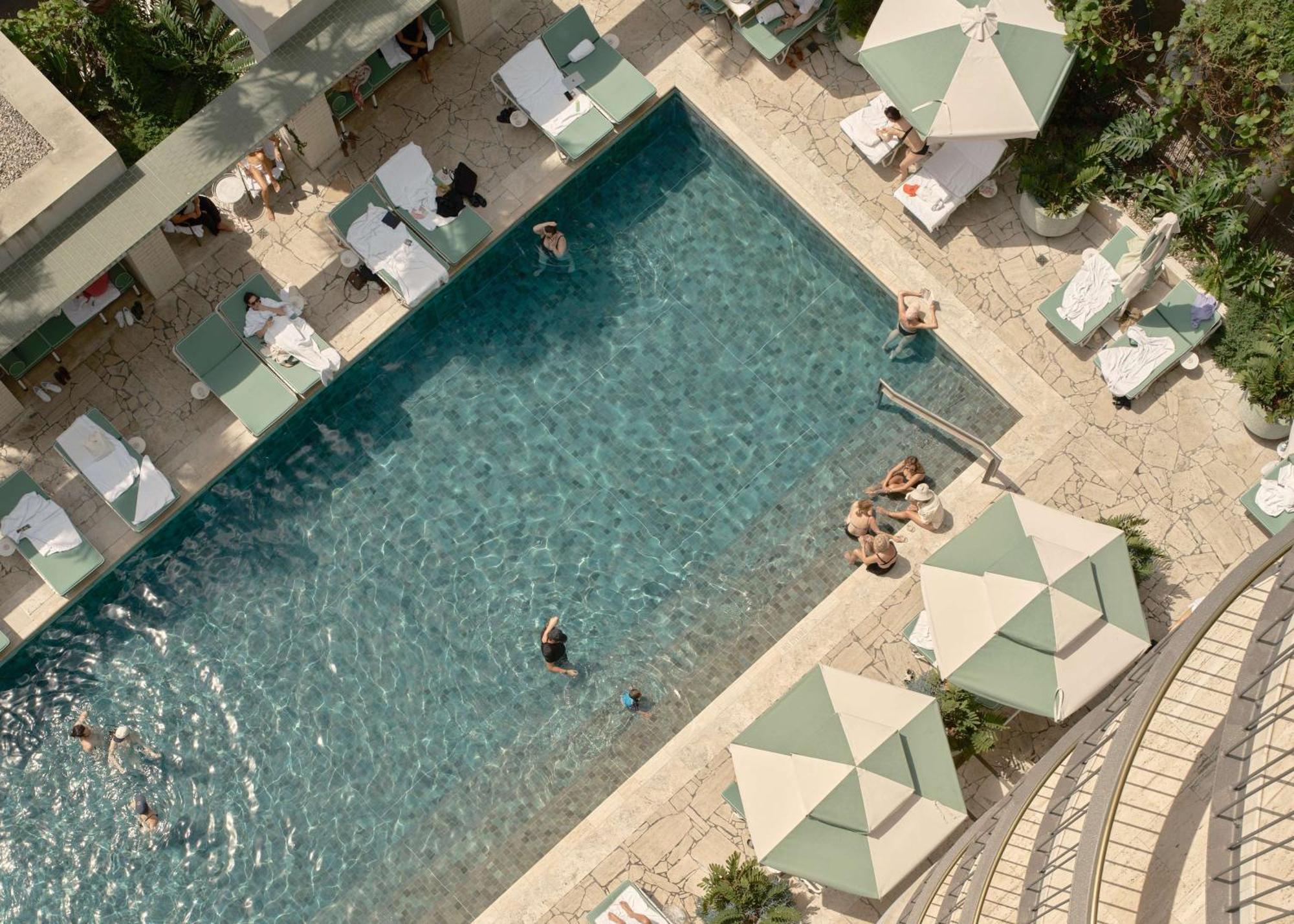 โรงแรมเดอะ แคลิล บริสเบน ภายนอก รูปภาพ The pool at the hotel