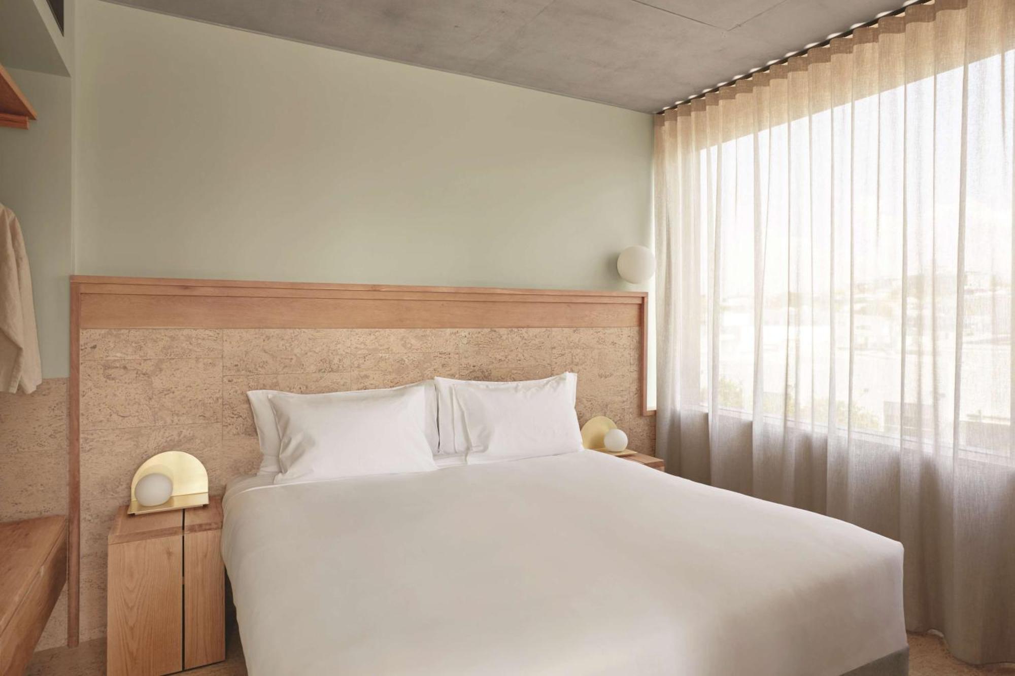 โรงแรมเดอะ แคลิล บริสเบน ภายนอก รูปภาพ A bedroom at the hotel