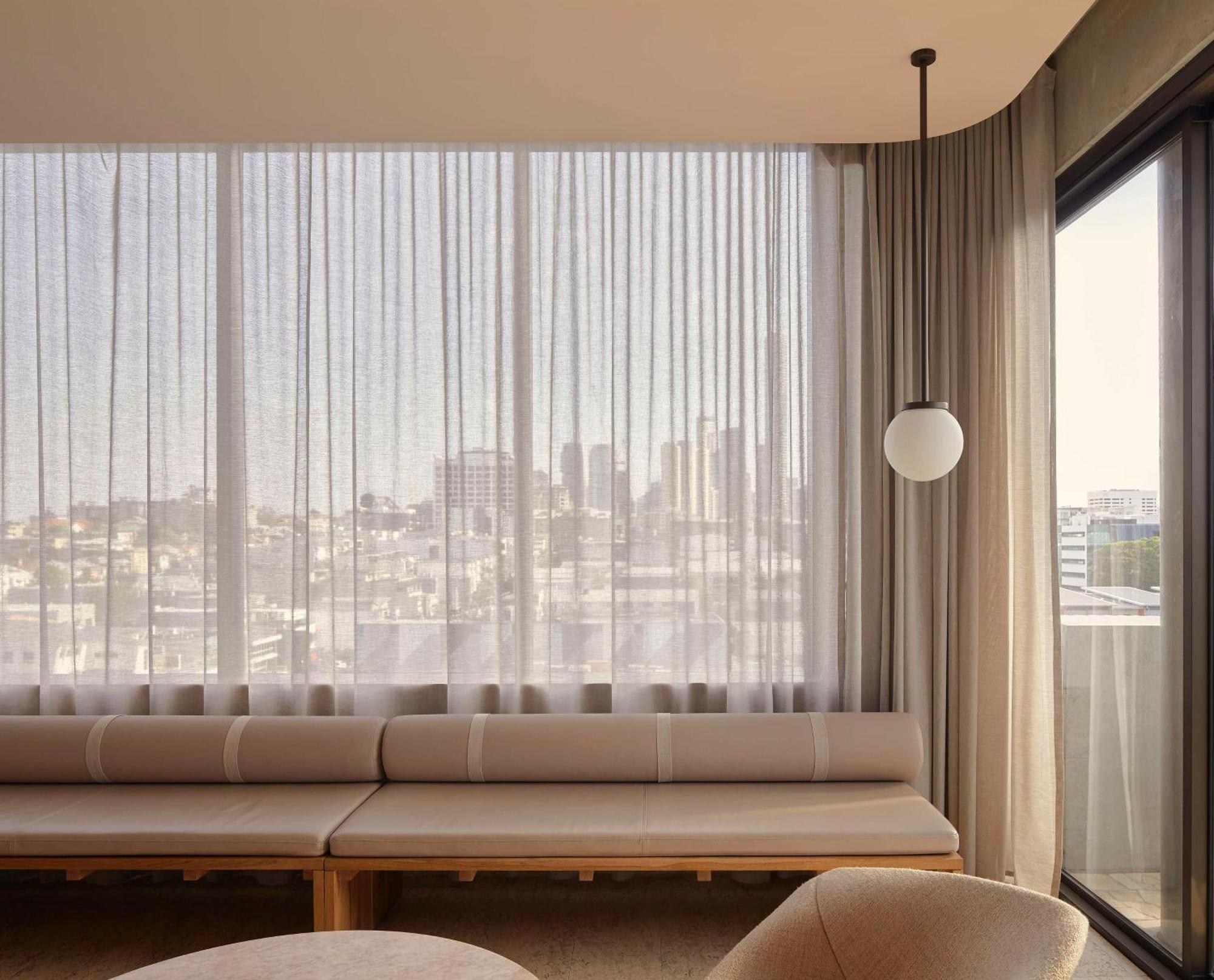 โรงแรมเดอะ แคลิล บริสเบน ภายนอก รูปภาพ The interior of a suite at The Standard East Village